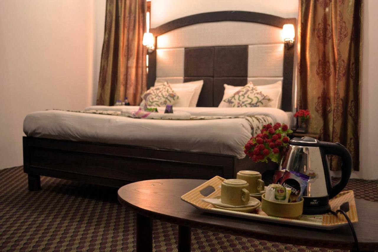Hotel Al Azrah Srinagar  Bagian luar foto