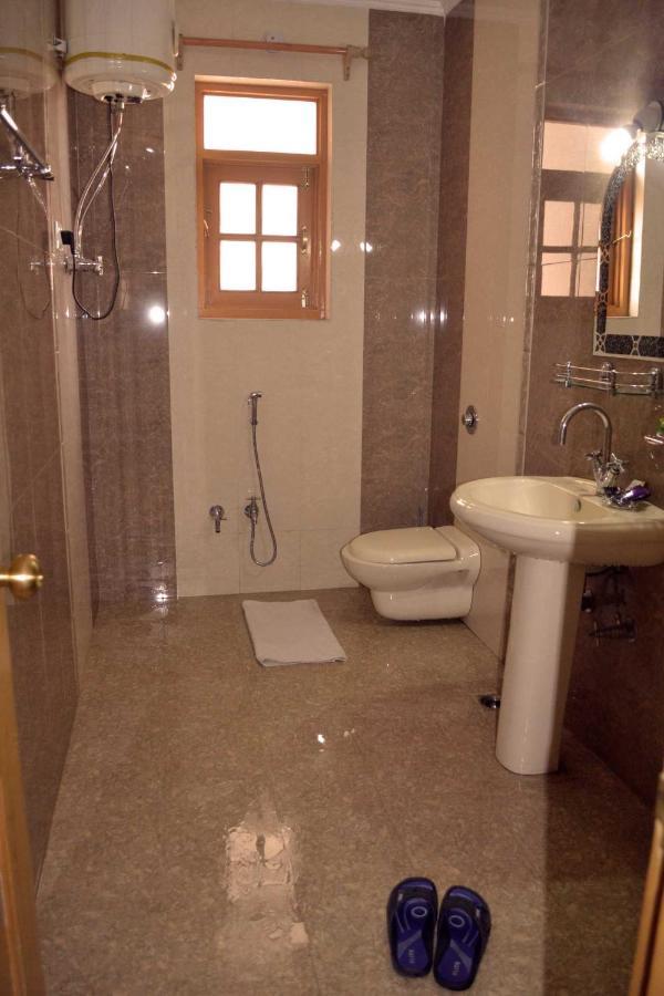 Hotel Al Azrah Srinagar  Bagian luar foto
