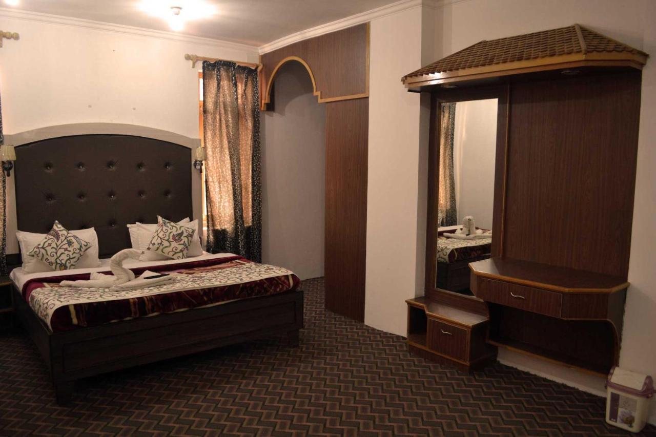 Hotel Al Azrah Srinagar  Bagian luar foto