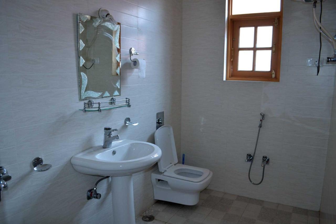 Hotel Al Azrah Srinagar  Bagian luar foto