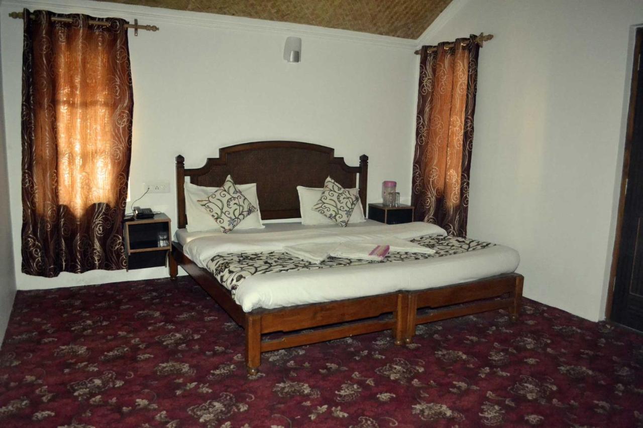 Hotel Al Azrah Srinagar  Bagian luar foto