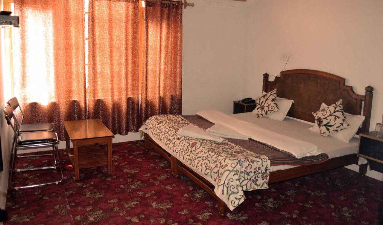 Hotel Al Azrah Srinagar  Bagian luar foto