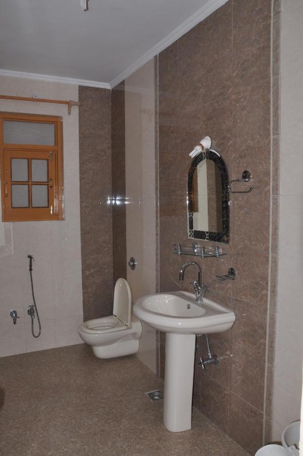 Hotel Al Azrah Srinagar  Bagian luar foto