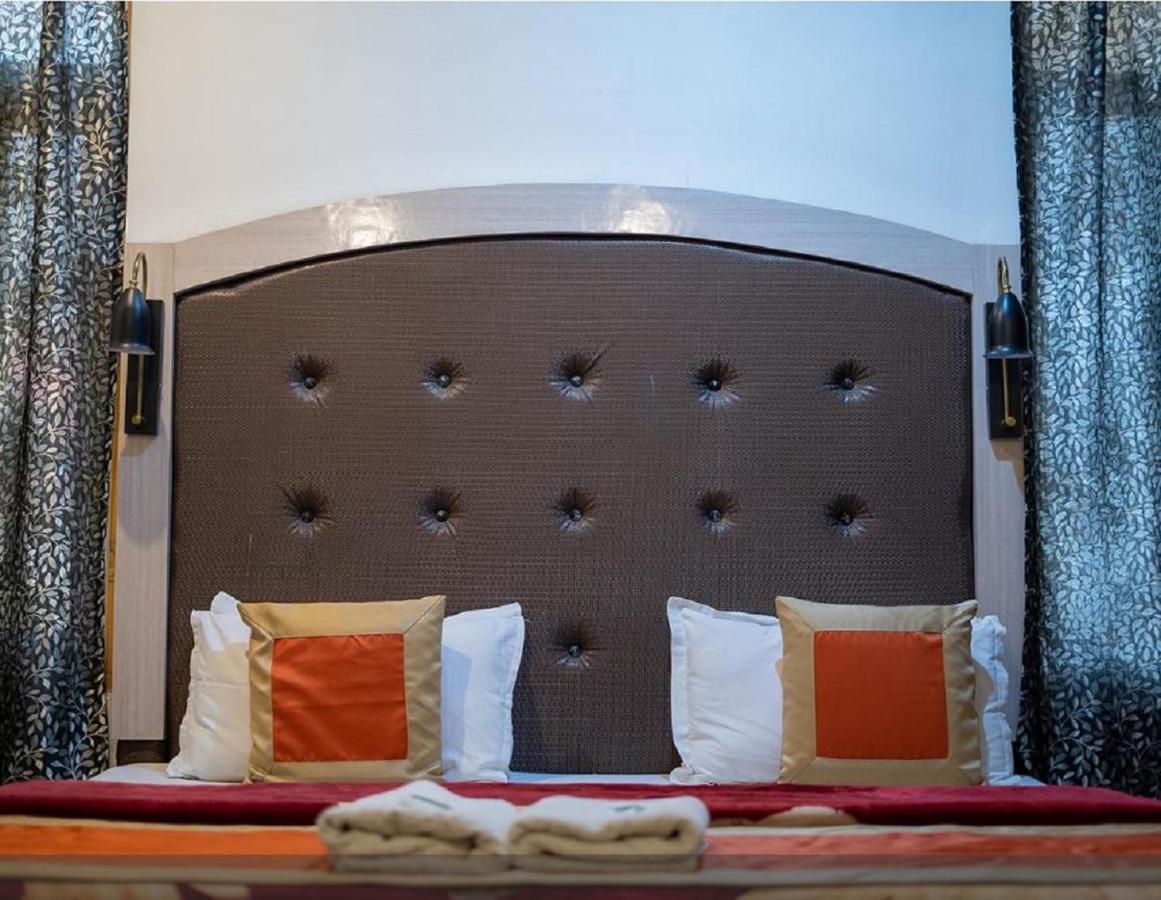 Hotel Al Azrah Srinagar  Bagian luar foto