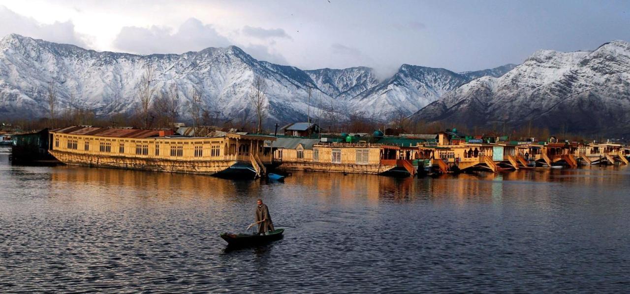 Hotel Al Azrah Srinagar  Bagian luar foto